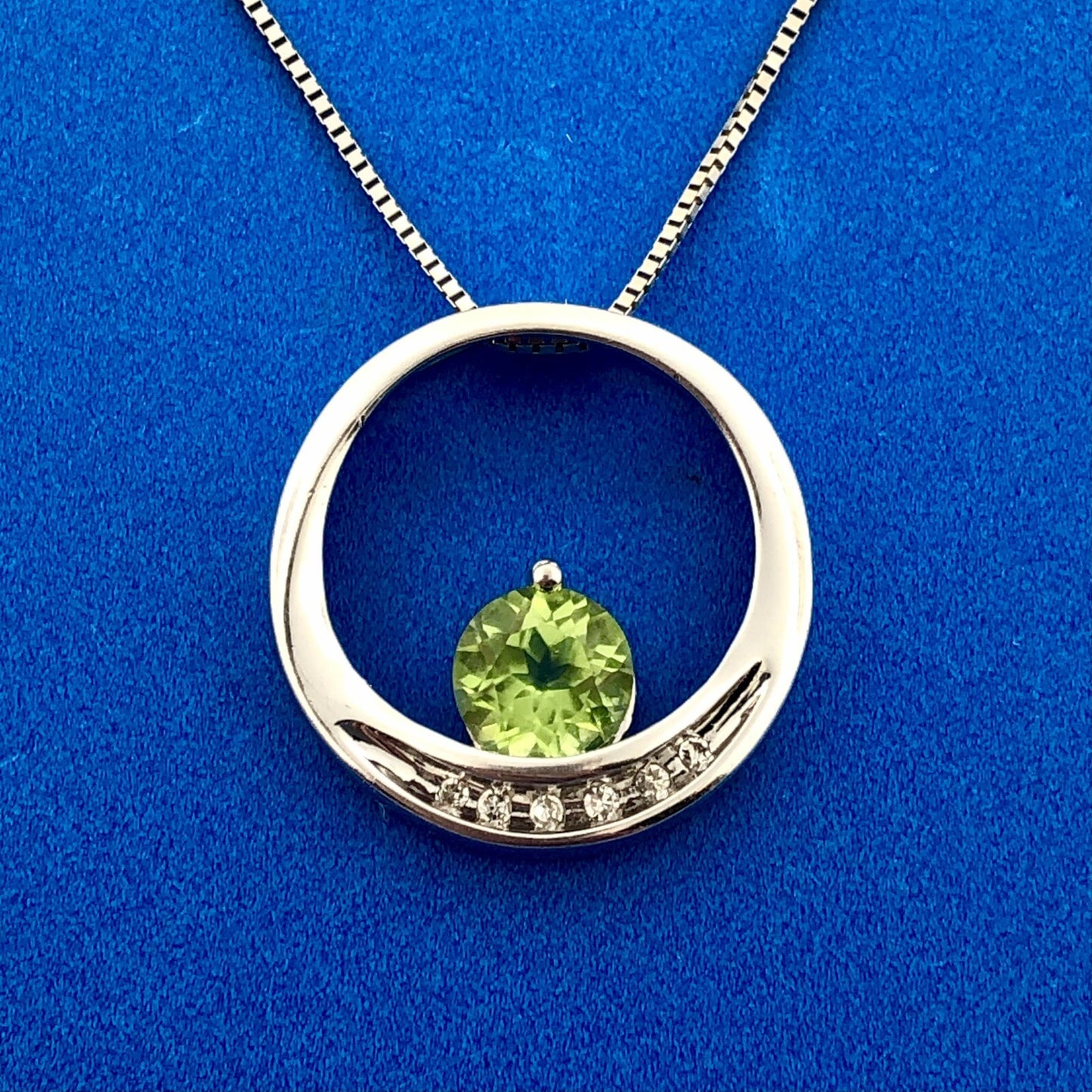 Stunning 10k White Gold Round .84ct Peridot Diamond August Pendant Necklace
