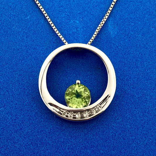 Stunning 10k White Gold Round .84ct Peridot Diamond August Pendant Necklace