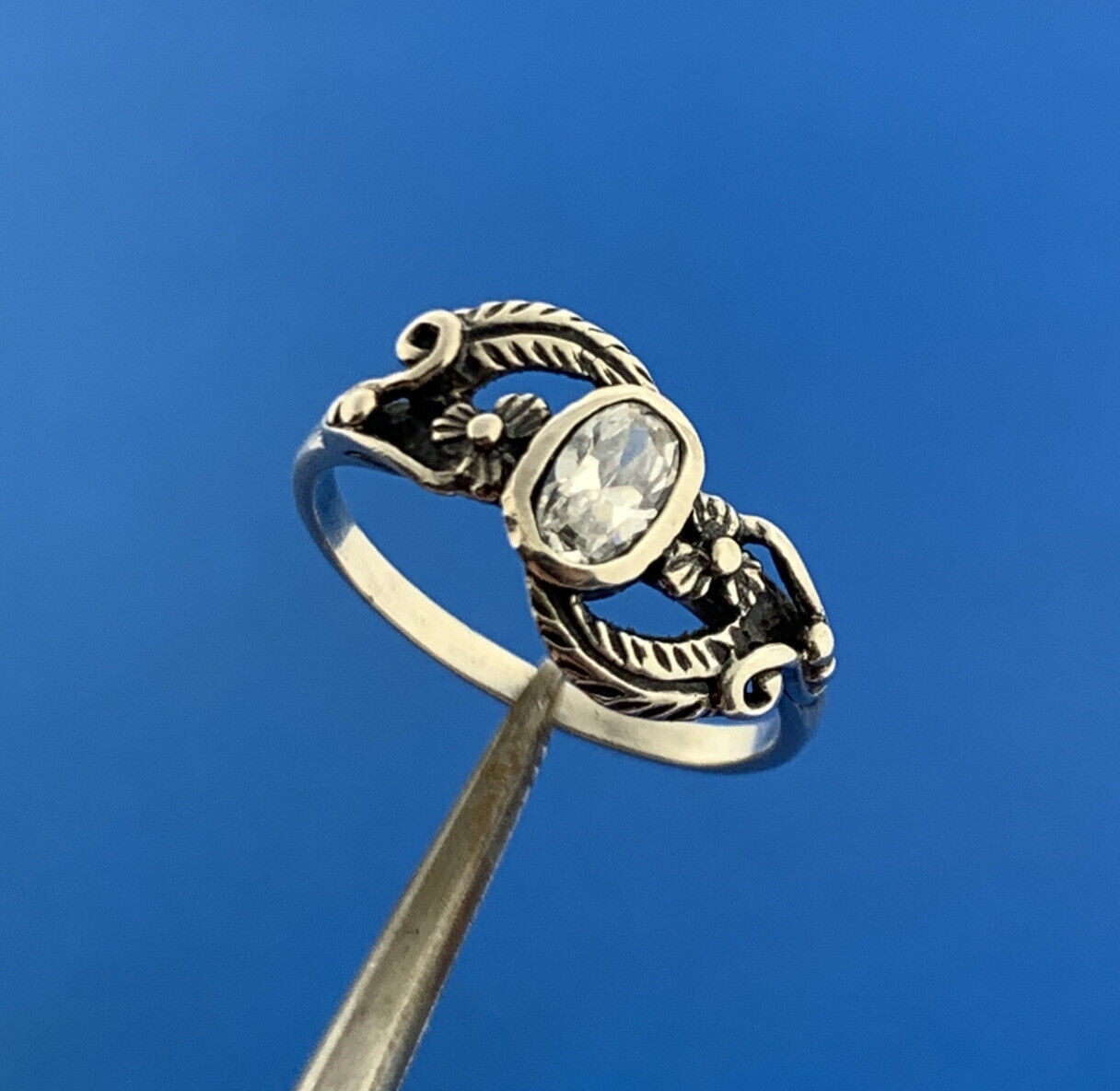 Stunning Sterling Silver 925 Oval Cut Sparkling White CZ Size 4 Floral Ring