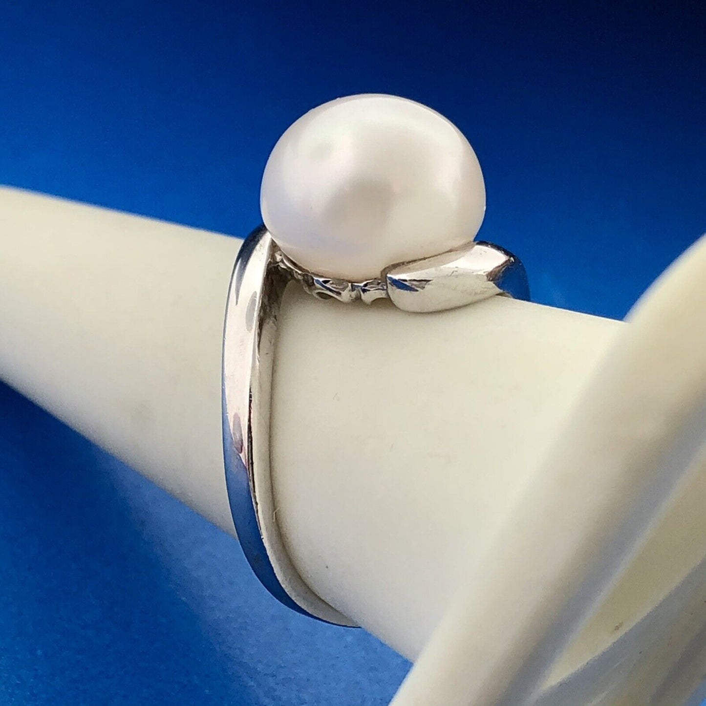 Designer 925 Sterling Silver White Mabe Pearl Solitaire Modernist Bypass Ring