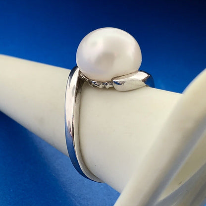 Designer 925 Sterling Silver White Mabe Pearl Solitaire Modernist Bypass Ring