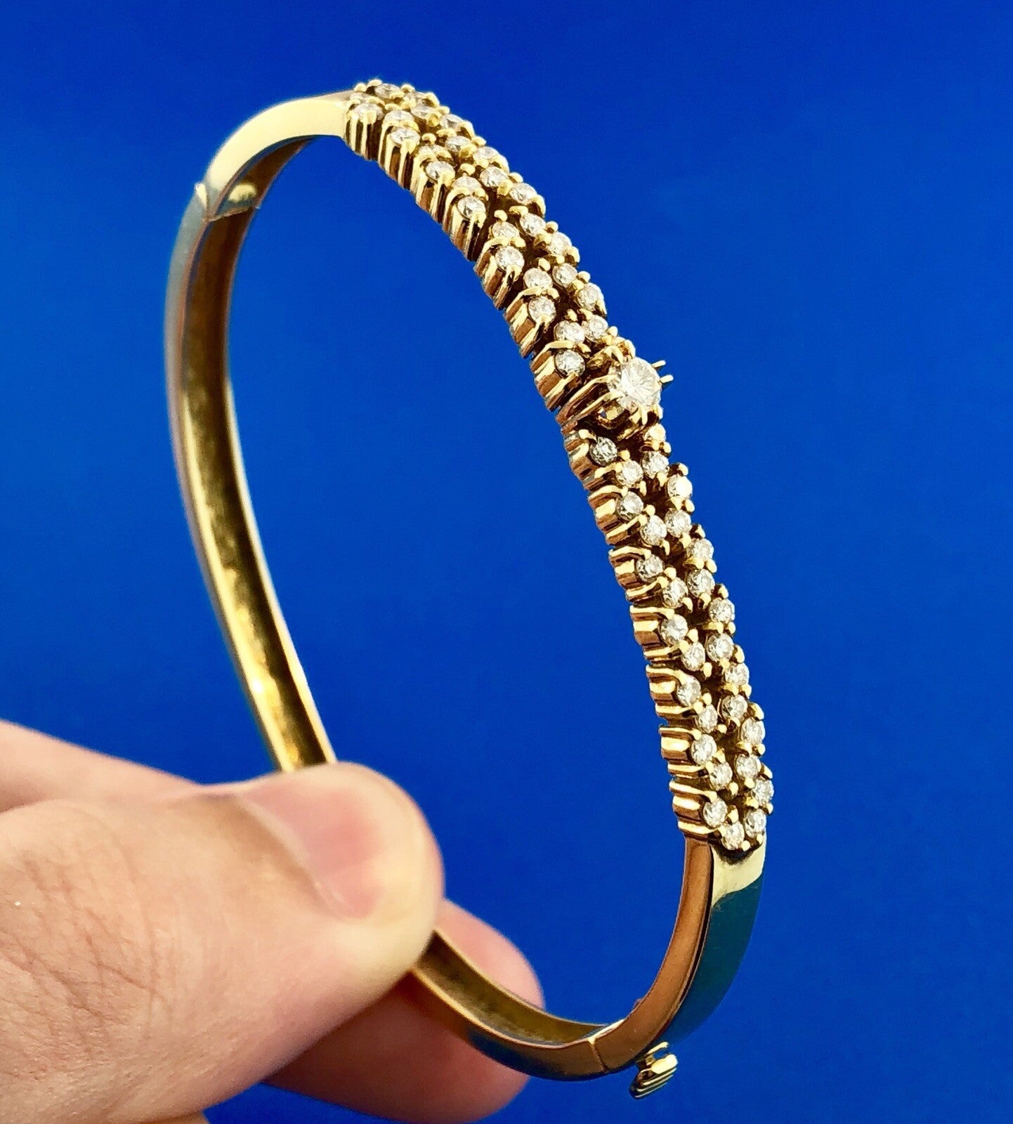 Vintage Designer Elegant 18K Yellow Gold Diamond Hinged Bangle Cuff Bracelet