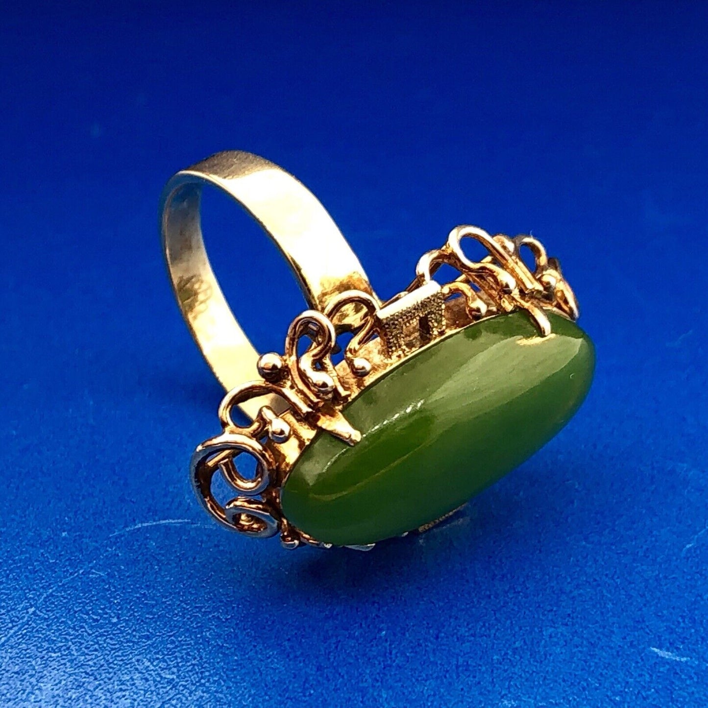 Vintage 18K Yellow Gold Oval Jade Cabochon Statement Cocktail Occasion Ring