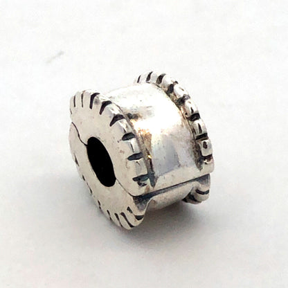 Authentic PANDORA 925 Sterling Silver Beveled Edge Clip 790267 Spacer Clip Charm