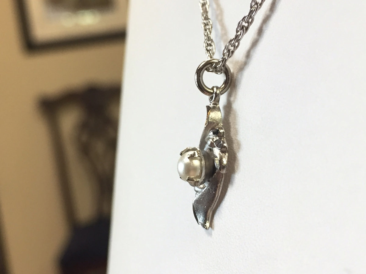 Estate 925 Sterling Silver Pearl Solitaire Romantic Setting Pendant Necklace