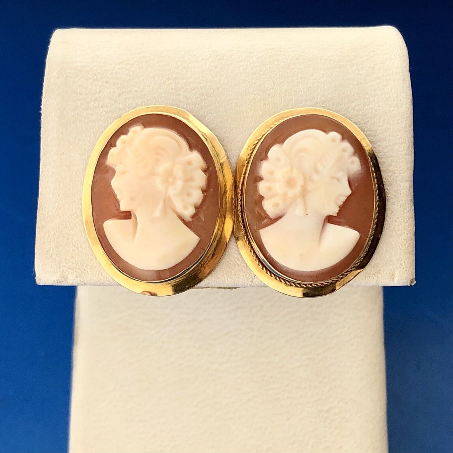 Victorian Edwardian Napoli Italy 18K Yellow Gold Oval Carved Cameo Stud Earrings