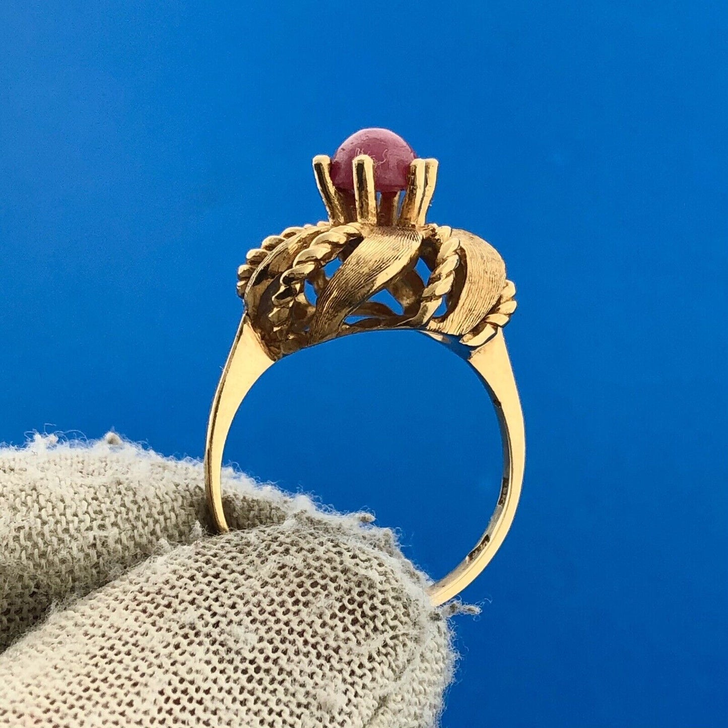 Vintage 18K Yellow Gold Ruby Cabochon Solitaire Floral July Anniversary Ring