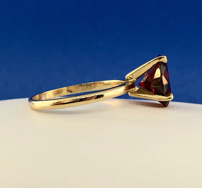 Vintage Designer 14K Yellow Gold Round Red Quartz Solitaire January Ring