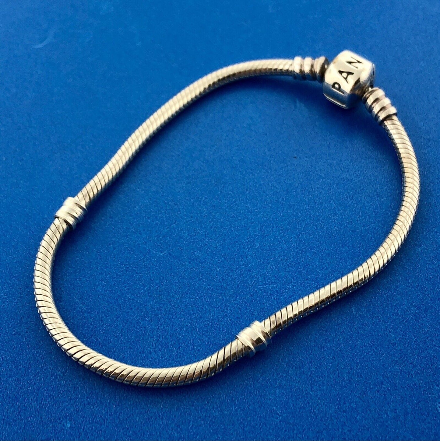 Authentic PANDORA Moments 590702 Sterling Silver Iconic Barrel Charm Bracelet