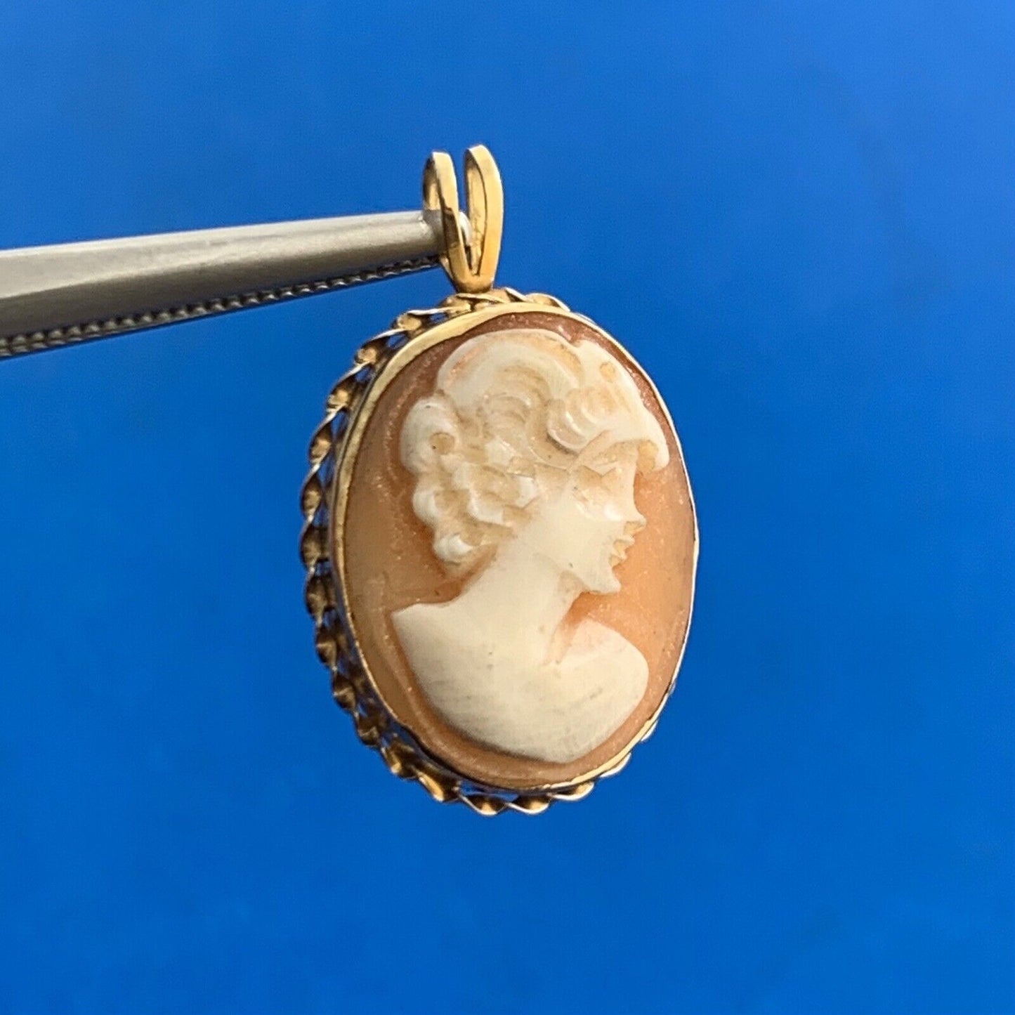Vintage Designer 14K Yellow Gold Oval Cameo Pendant