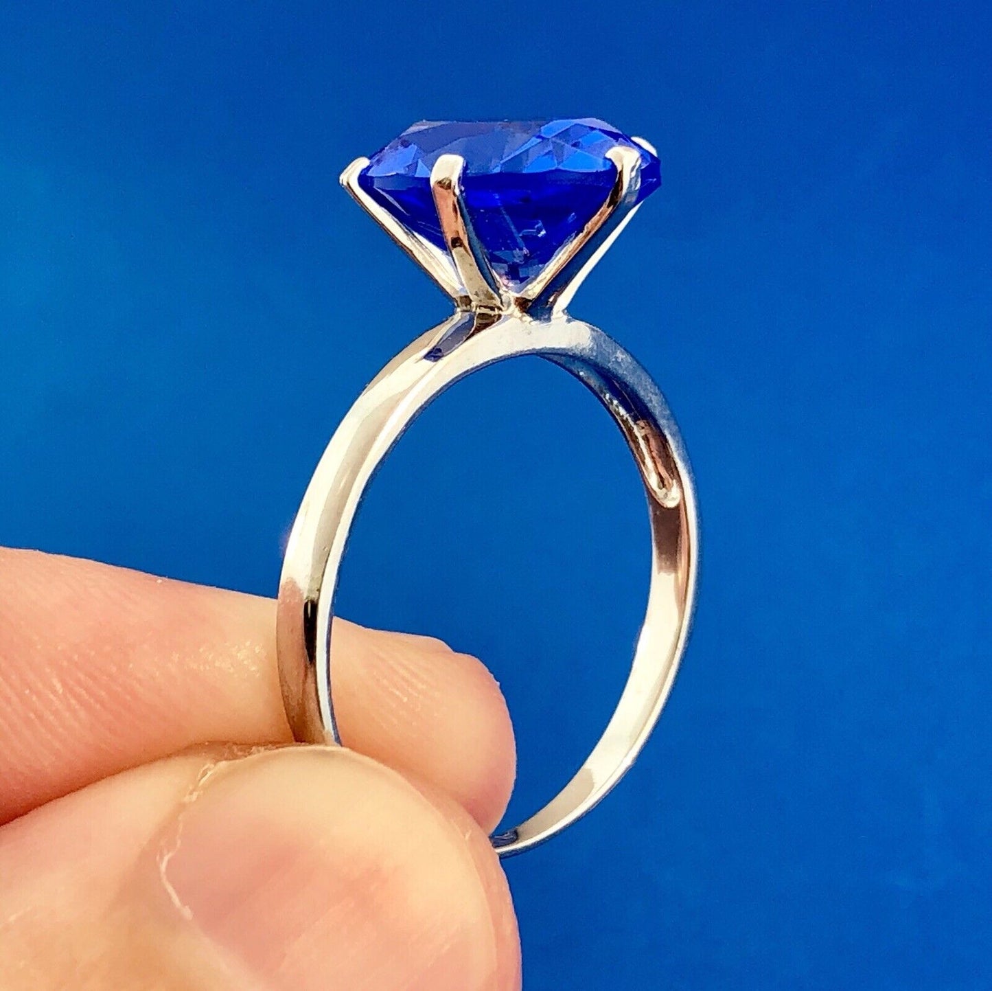 Stunning 925 Sterling Silver Oval Blue Cubic Zircoina CZ Solitaire Cocktail Ring