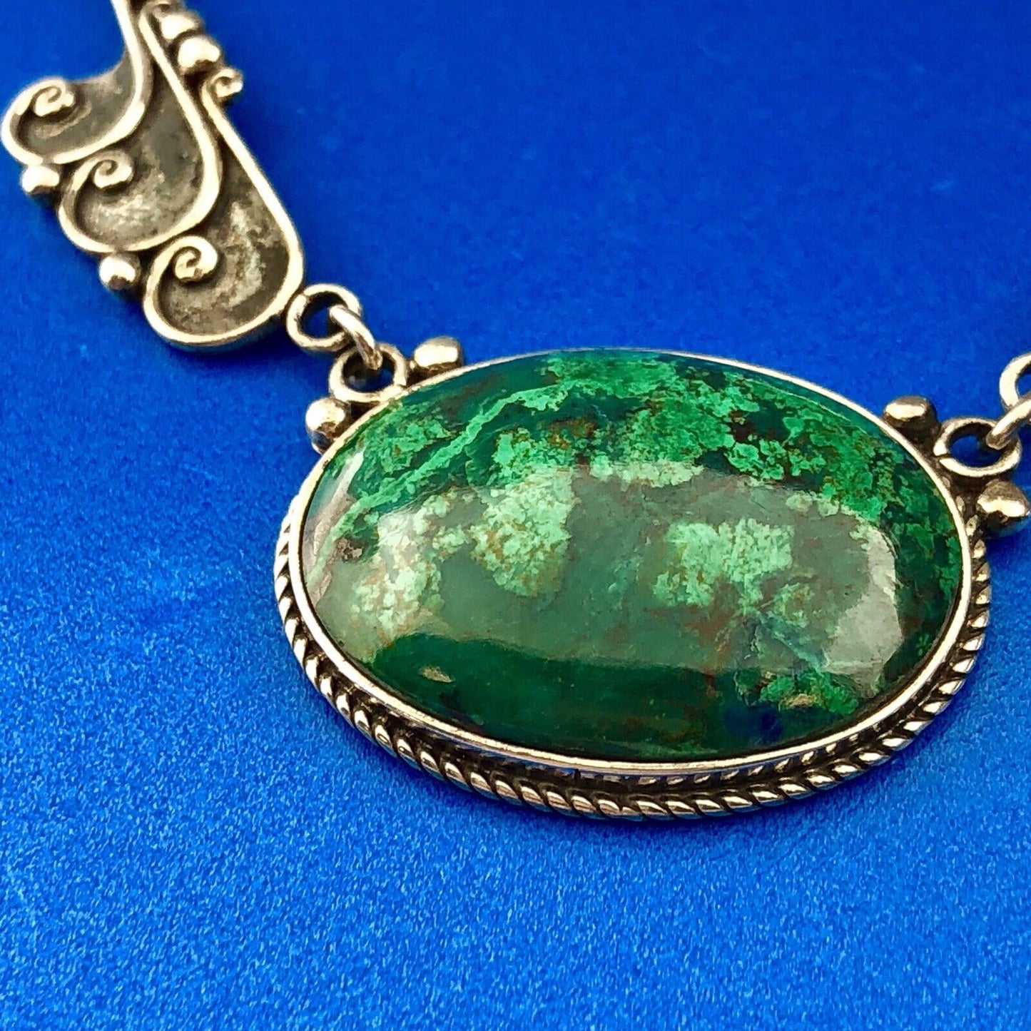 Vintage 925 Sterling Silver Dark Green Maw Sit Sit Oval Cabochon Scroll Necklace