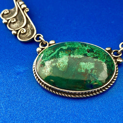 Vintage 925 Sterling Silver Dark Green Maw Sit Sit Oval Cabochon Scroll Necklace
