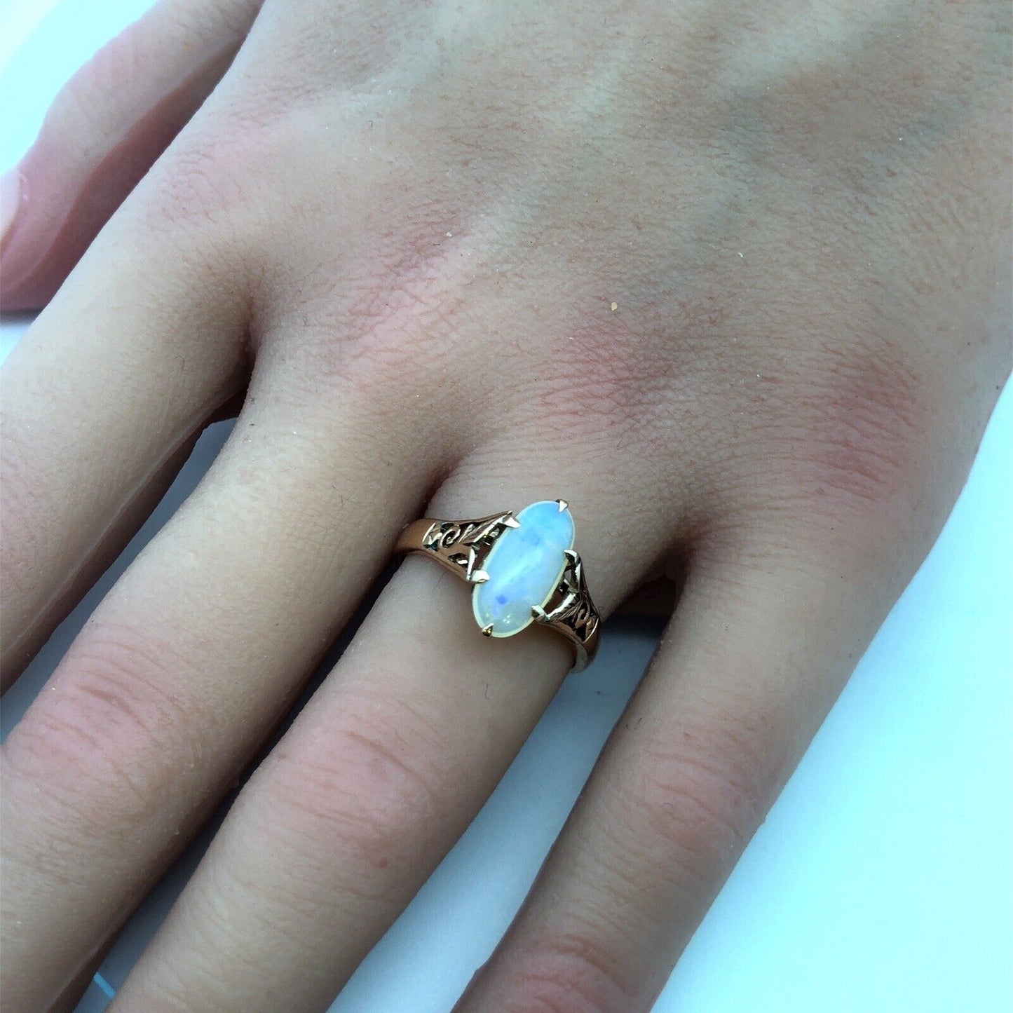 Estate 18K Yellow Gold Oval Opal Leaf Heart Detail Nature Ring