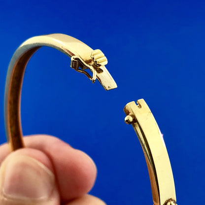 Vintage Designer Elegant 18K Yellow Gold Diamond Hinged Bangle Cuff Bracelet