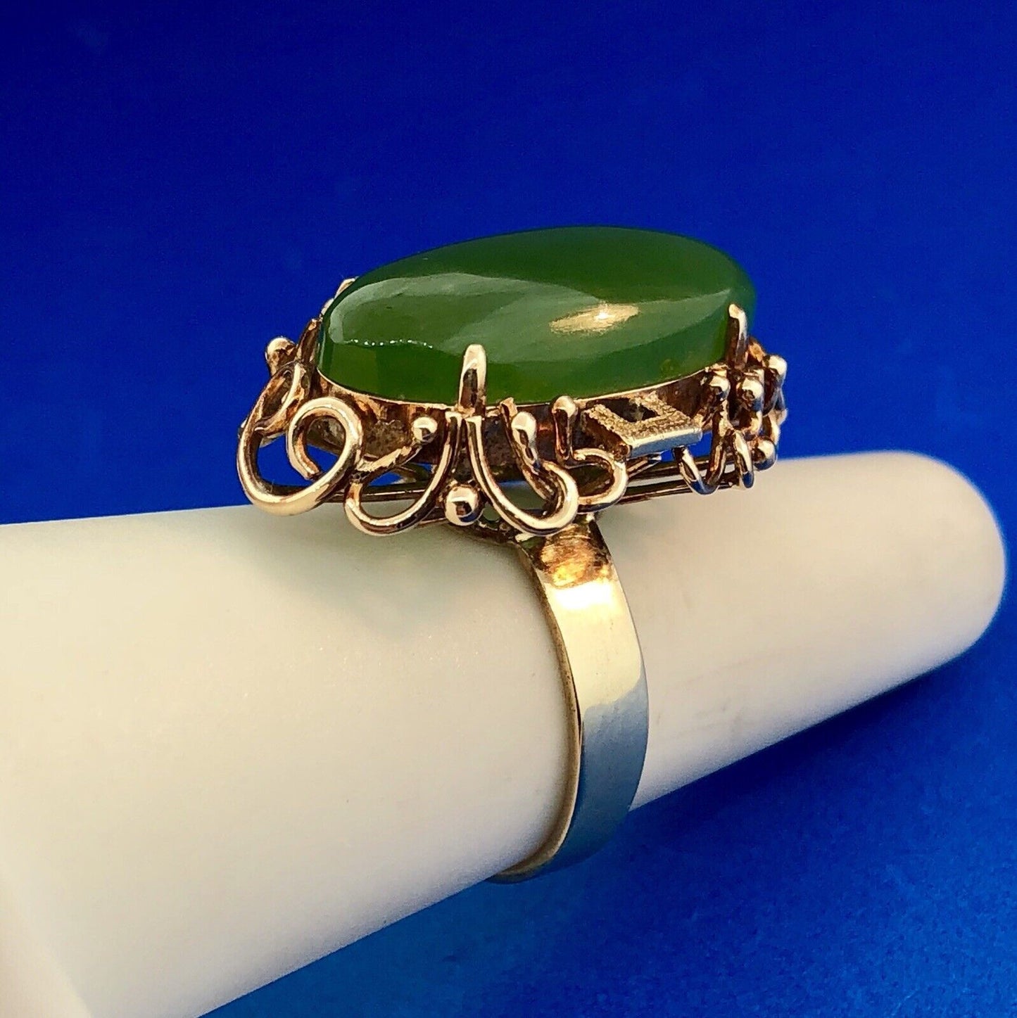 Vintage 18K Yellow Gold Oval Jade Cabochon Statement Cocktail Occasion Ring