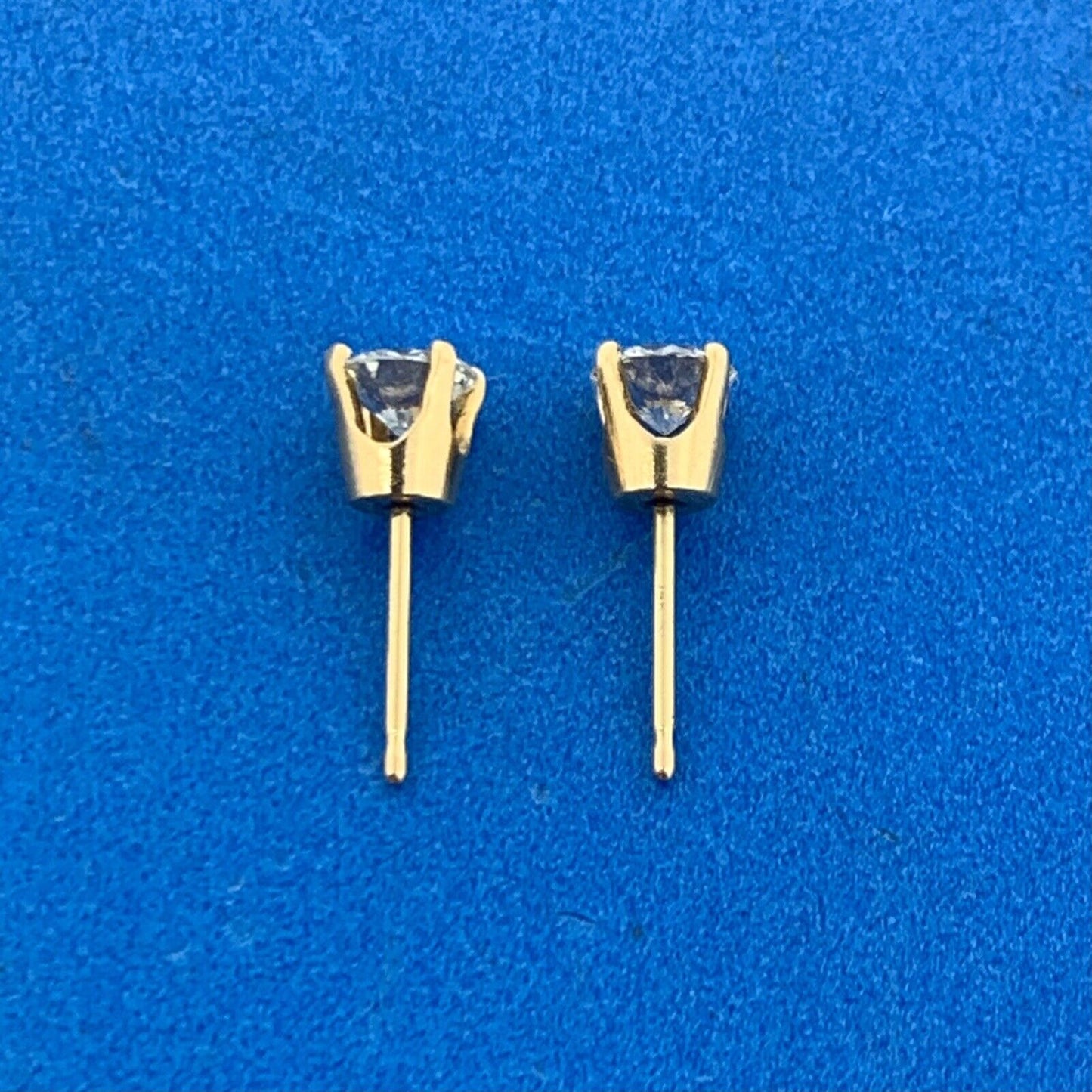 Classic Elegant 14K Yellow Gold Round Diamond Solitaire Stud Earrings