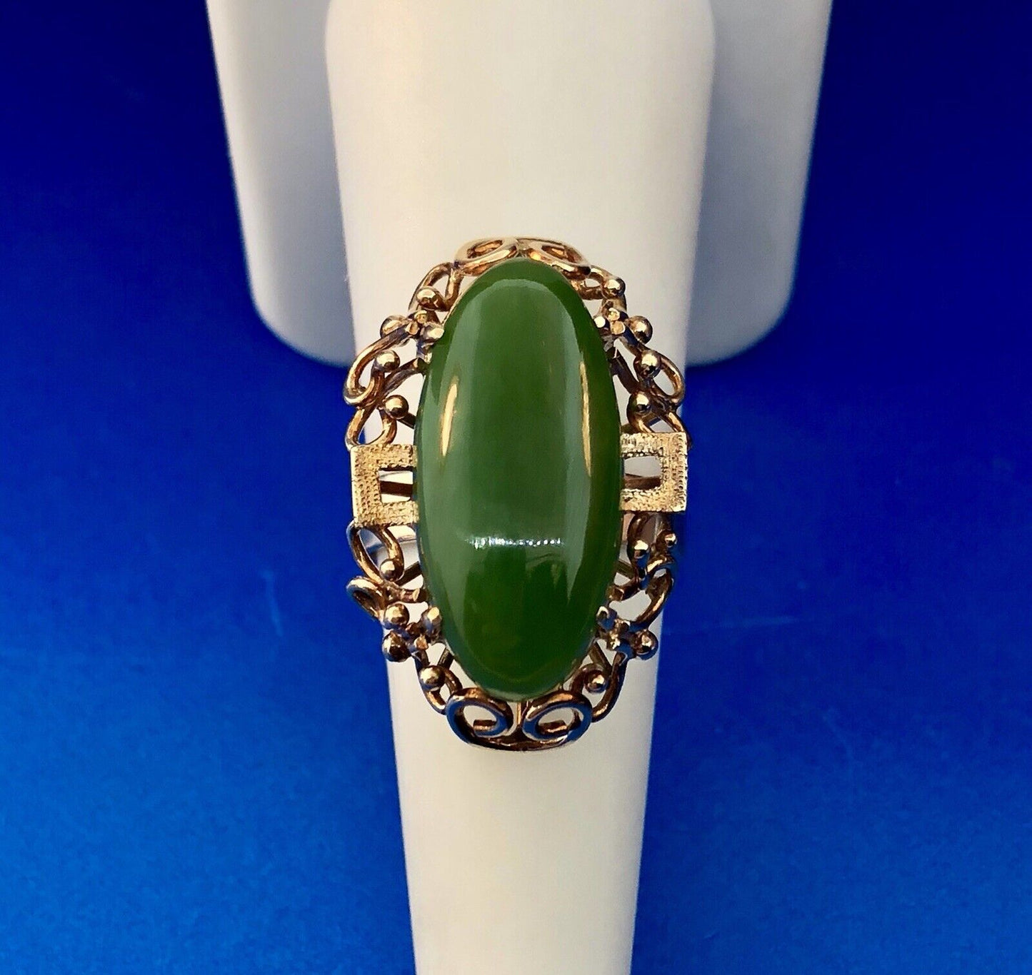 Vintage 18K Yellow Gold Oval Jade Cabochon Statement Cocktail Occasion Ring