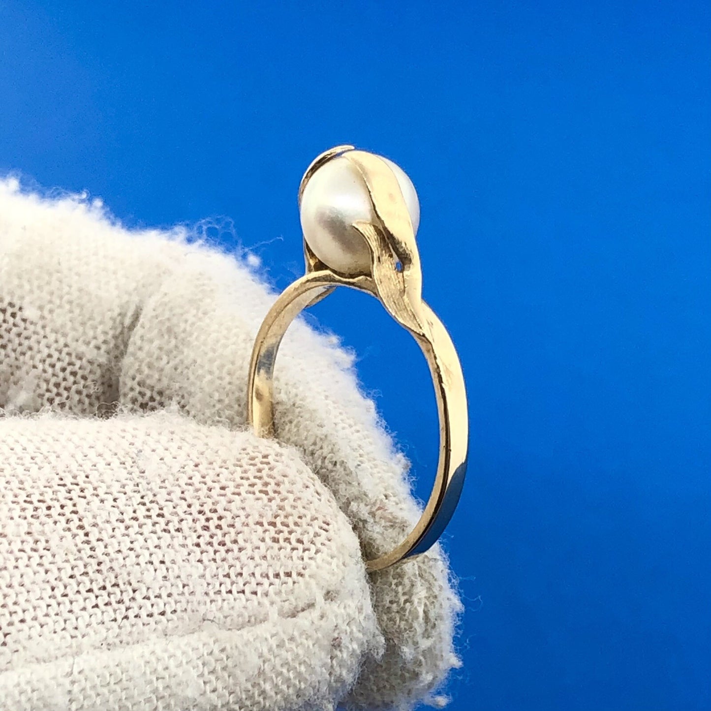 Vintage 14K Yellow Gold 7 MM Pearl Solitaire Modernist Flower Bud Cocktail Ring