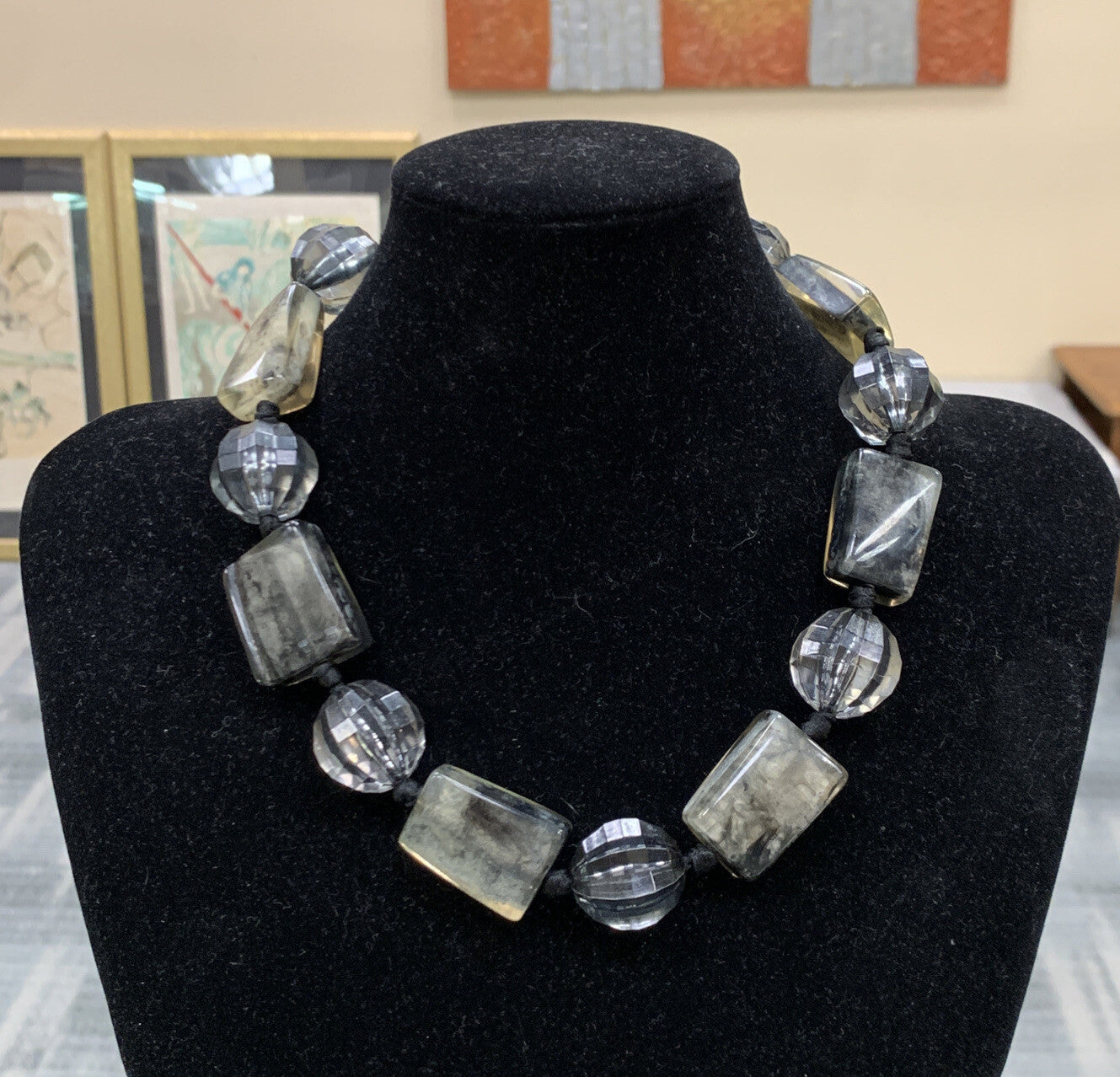 Vintage Silver Tone Shades Of Gray & Black Chunky Lucite Beaded Necklace