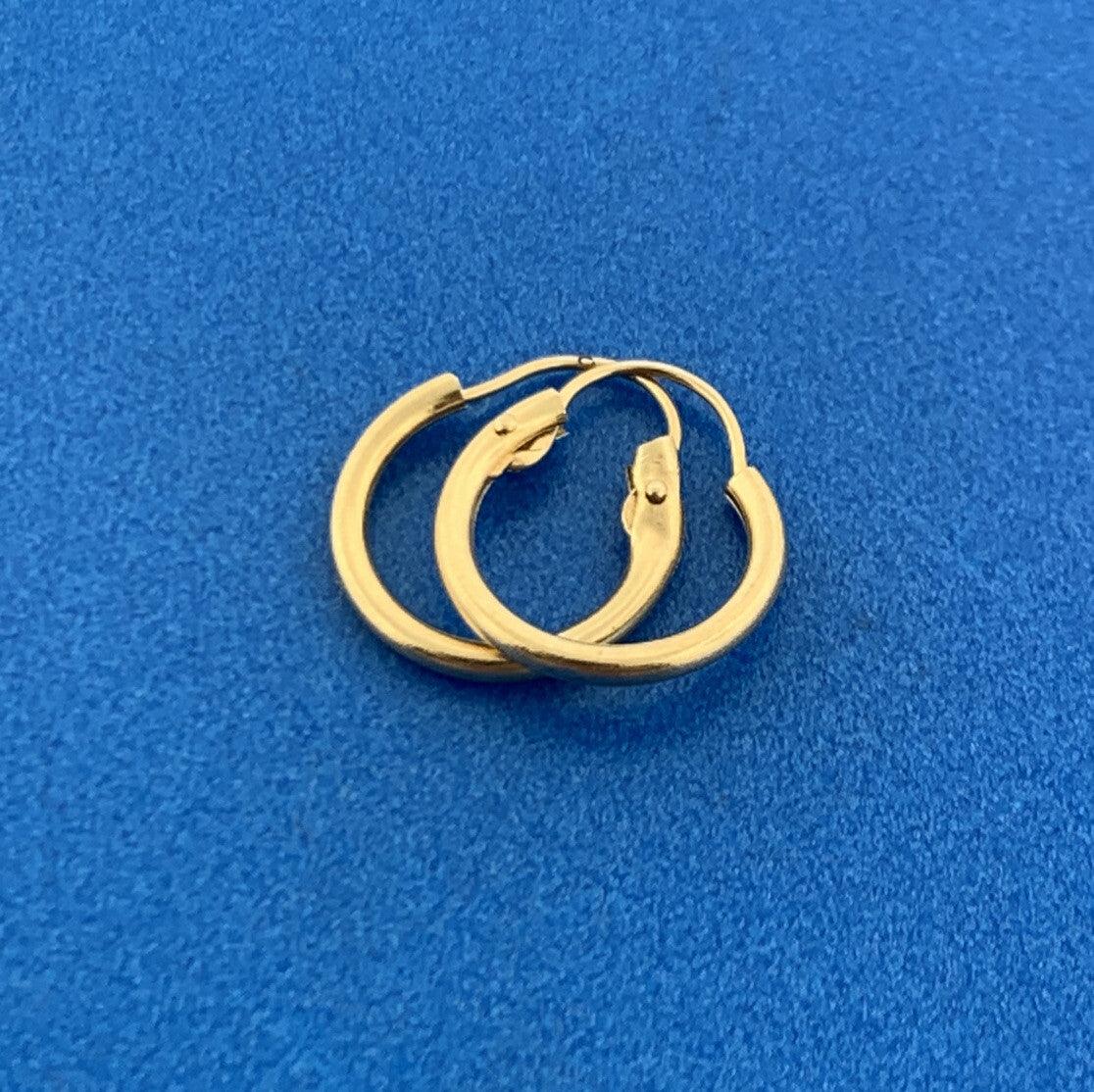 Chic 14K Yellow Gold Polished Huggy Huggie Hoop Earrings