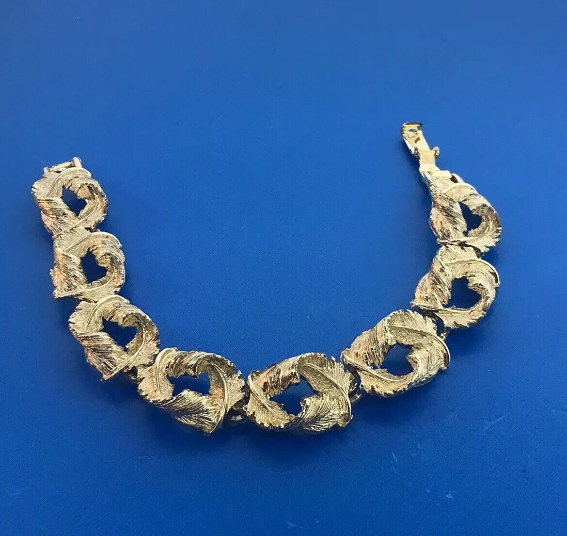 Retro Gold Tone Leaf Ribbon Wreath Circle Chunky Panel Link Bracelet