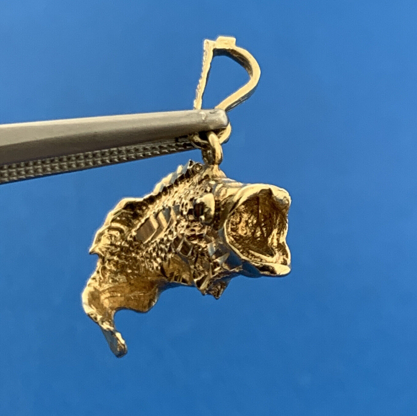 Vintage 10K Yellow Gold Emerald Textured Bass Koi Salmon Open Mouth Fish Pendant