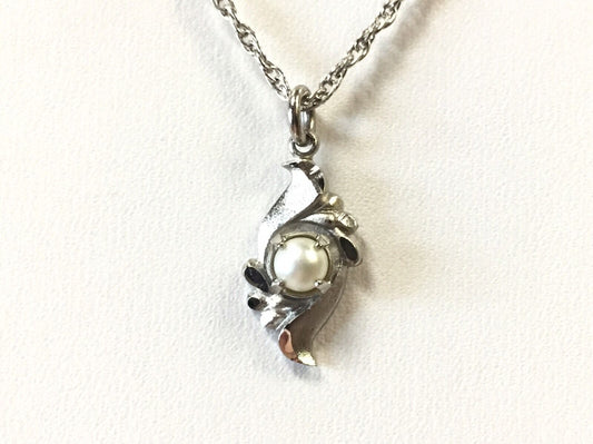 Estate 925 Sterling Silver Pearl Solitaire Romantic Setting Pendant Necklace