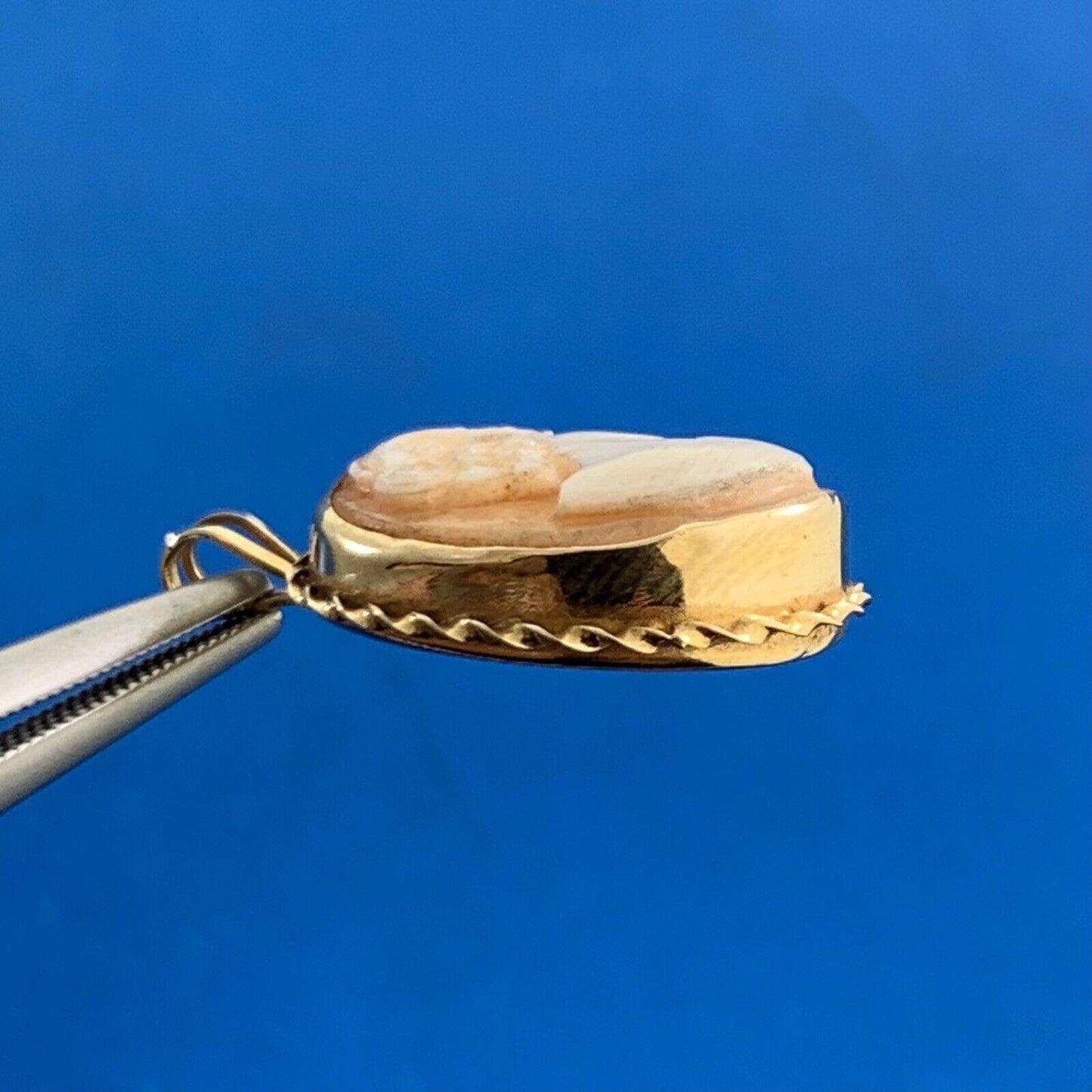 Vintage Designer 14K Yellow Gold Oval Cameo Pendant