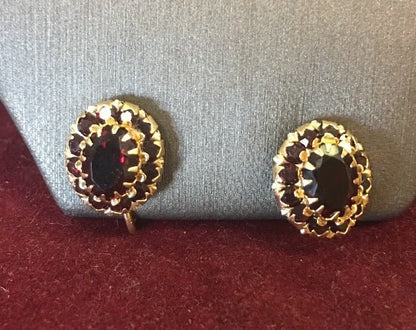 Vintage 14K Yellow Gold Oval Garnet Cluster Screw Back Earrings