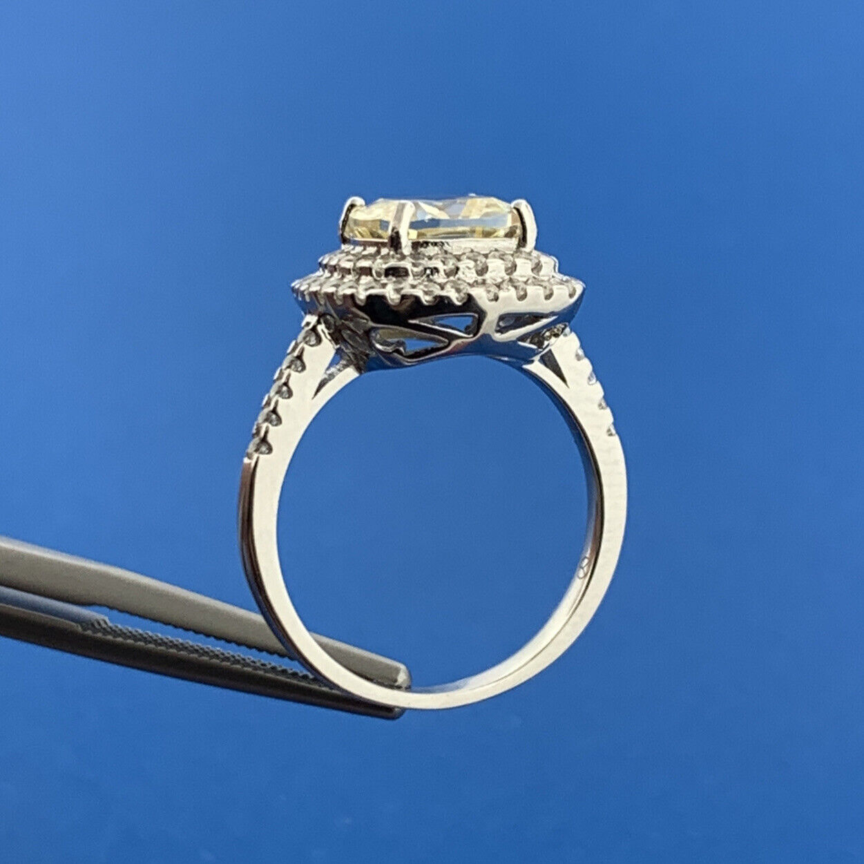 Stunning Sterling Silver 925 Cushion Cut Cream Quartz CZ Accent Ring Size 6