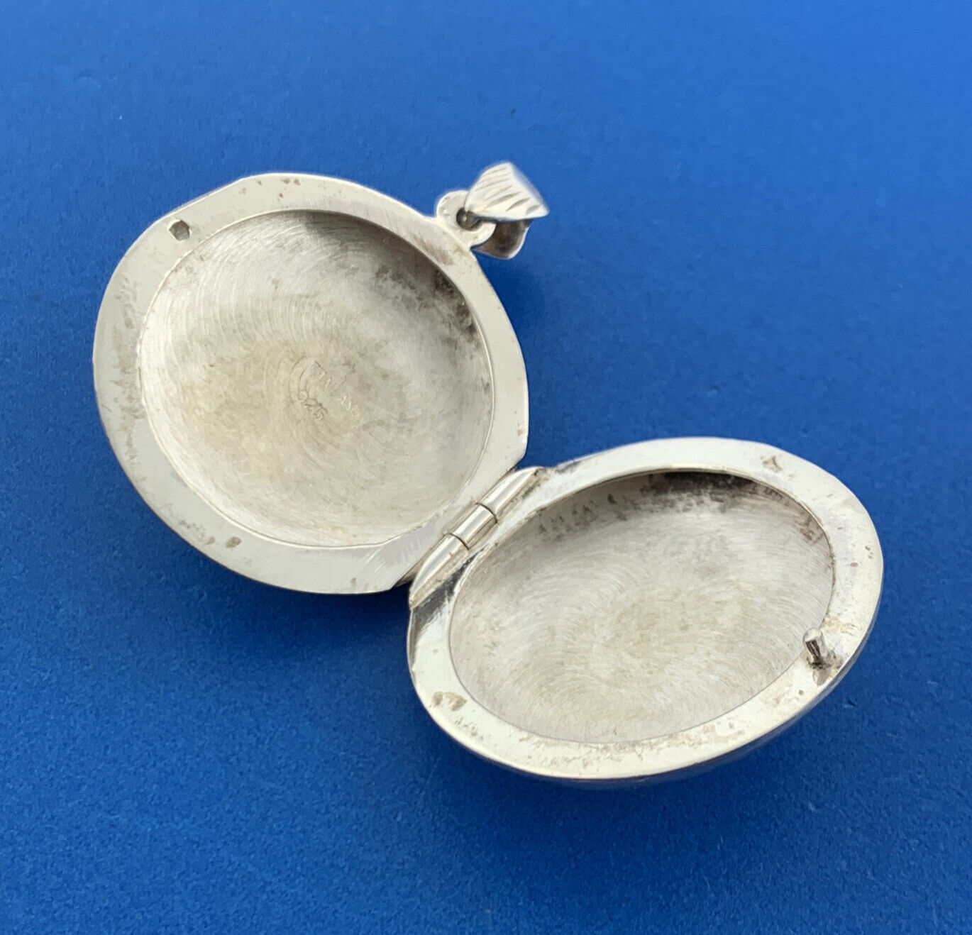 Vintage 925 Sterling Silver Floral Vine Scroll Round Locket Pendant