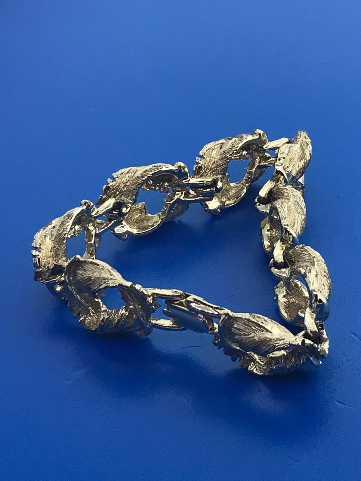 Retro Gold Tone Leaf Ribbon Wreath Circle Chunky Panel Link Bracelet