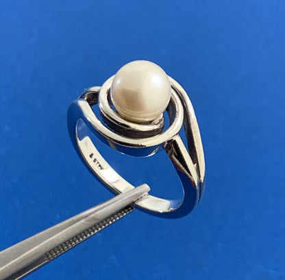 Designer 925 Sterling Silver Pearl Solitaire Modernist Twist Cocktail Ring