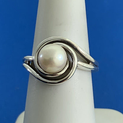 Designer 925 Sterling Silver Pearl Solitaire Modernist Twist Cocktail Ring