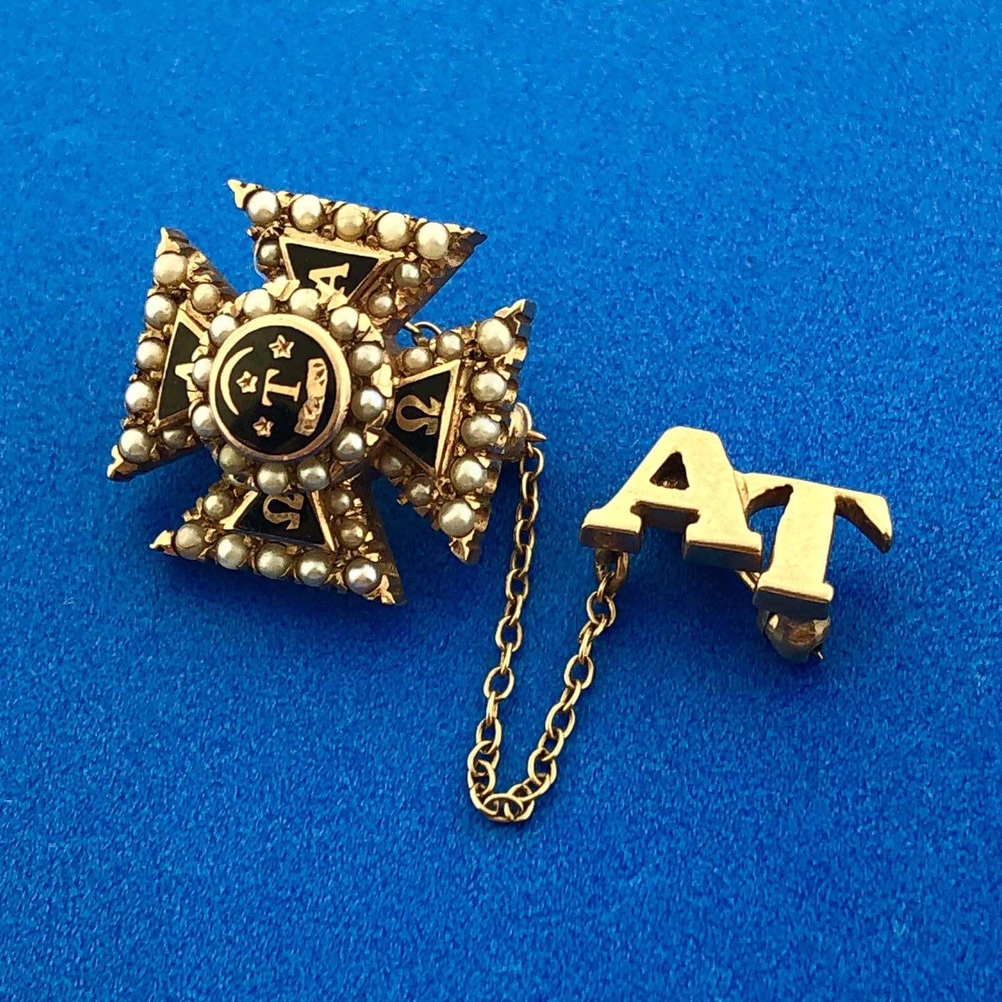 Vintage 10k Yellow Gold Enamel Shell Alpha Tau Omega  AT College Fraternity Pin