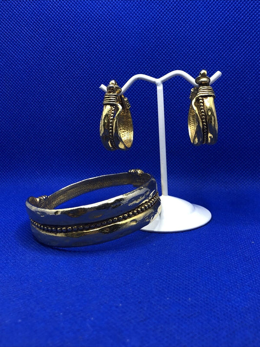 Vintage Runway Ready Gold Tone Textured Cuff Bracelet Clip-On Earrings 3 Pc Set