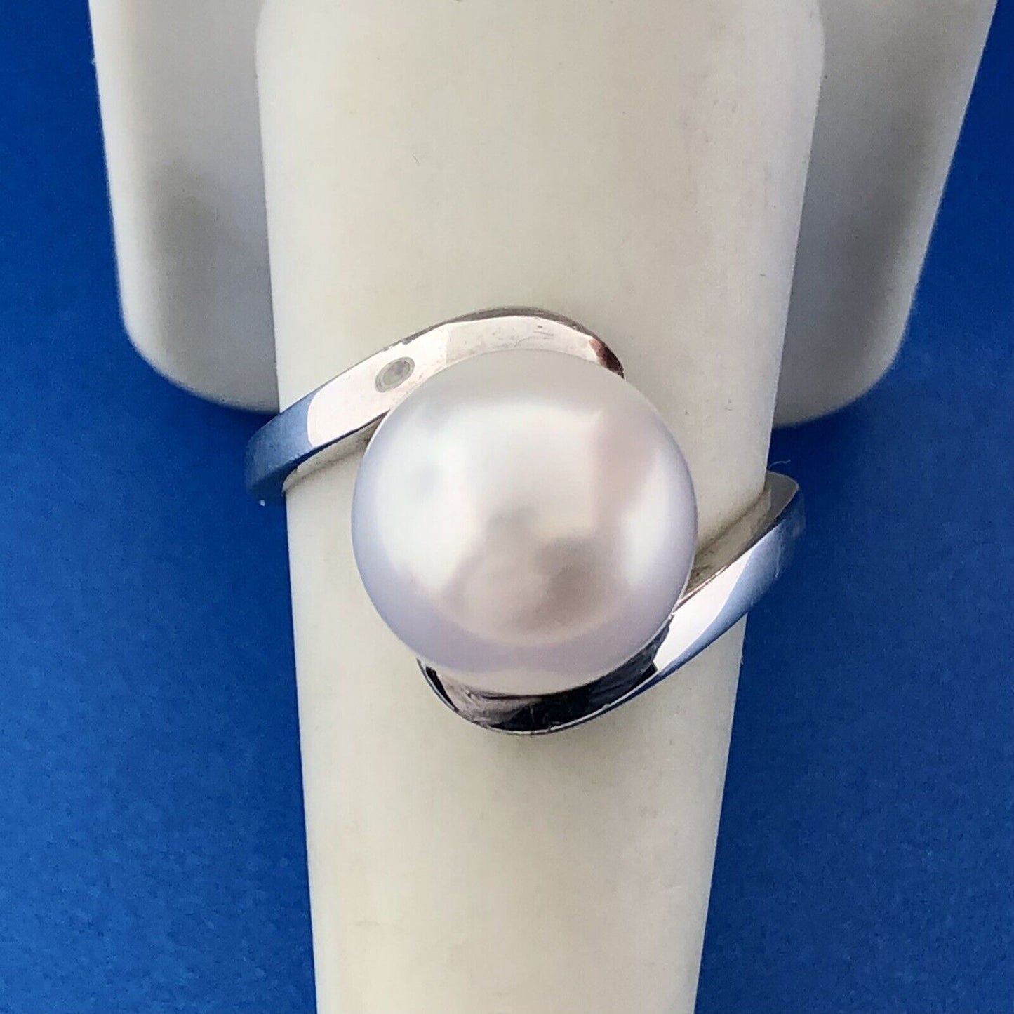Designer 925 Sterling Silver White Mabe Pearl Solitaire Modernist Bypass Ring