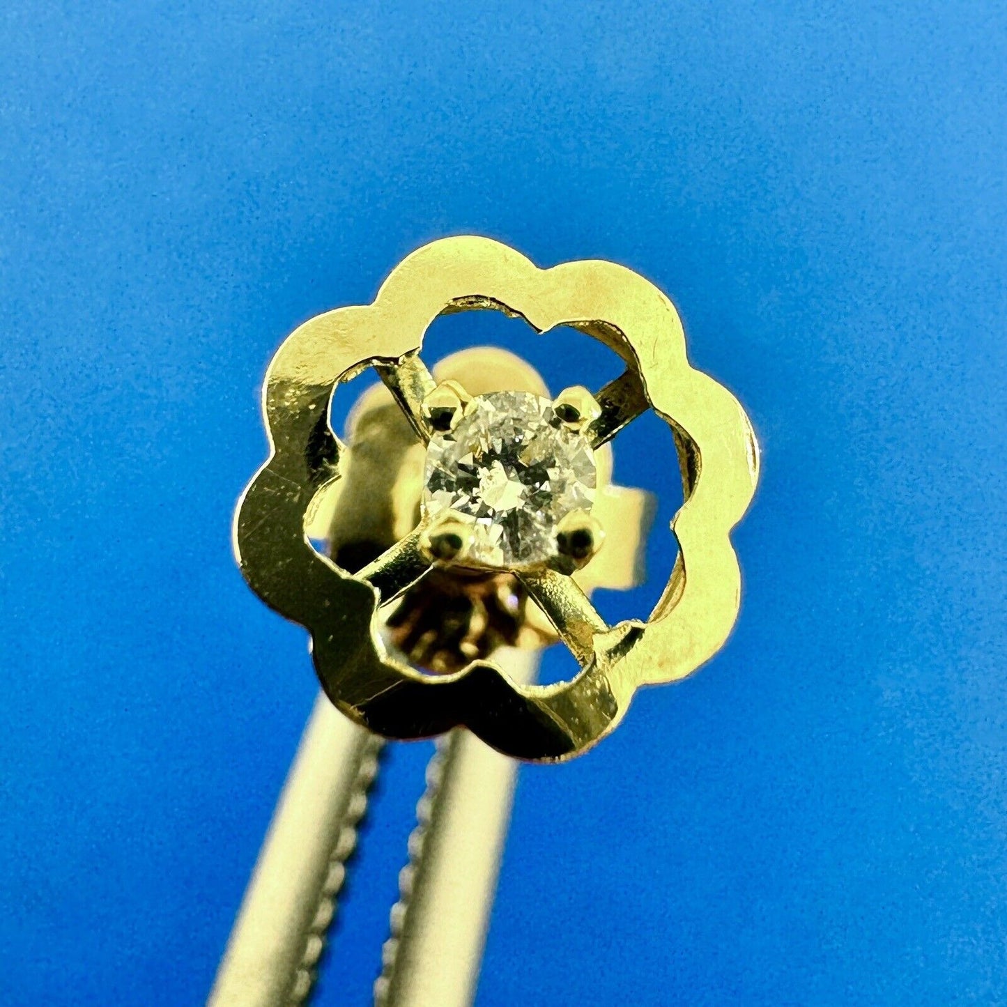 Vintage 18K Yellow Gold Round Diamond Flower Shape Screw Back Stud Earrings