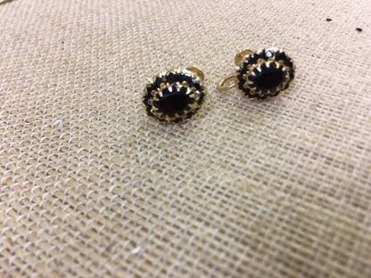 Vintage 14K Yellow Gold Oval Garnet Cluster Screw Back Earrings