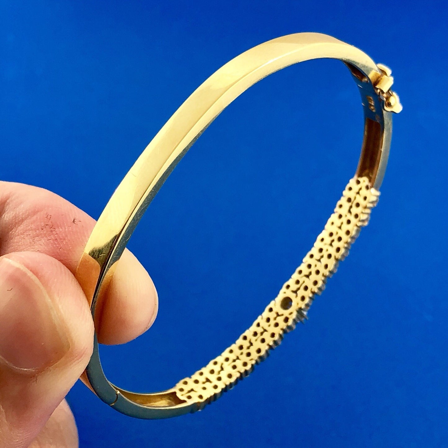 Vintage Designer Elegant 18K Yellow Gold Diamond Hinged Bangle Cuff Bracelet