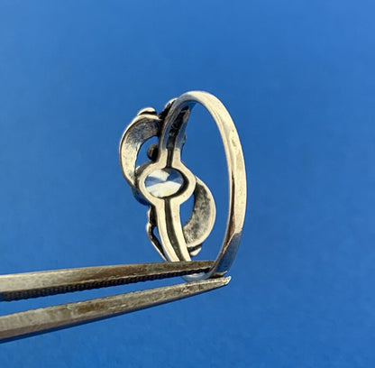 Stunning Sterling Silver 925 Oval Cut Sparkling White CZ Size 4 Floral Ring