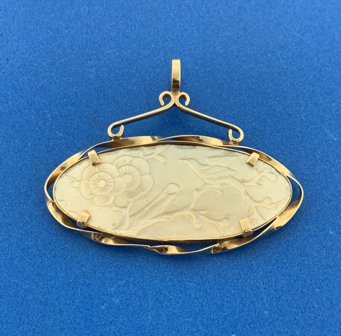 Vintage 14K Yellow Gold Carved Mother Of Pearl Oriental Garden Scene Pendant