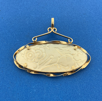 Vintage 14K Yellow Gold Carved Mother Of Pearl Oriental Garden Scene Pendant