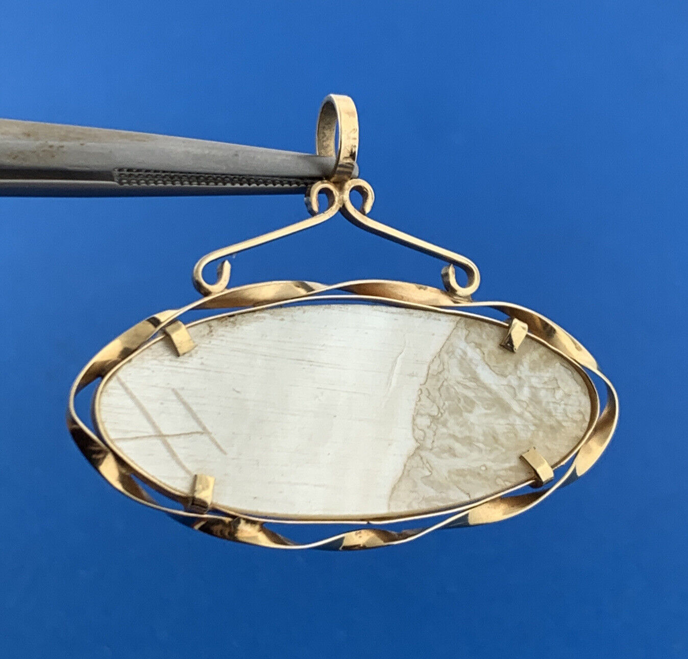 Vintage 14K Yellow Gold Carved Mother Of Pearl Oriental Garden Scene Pendant