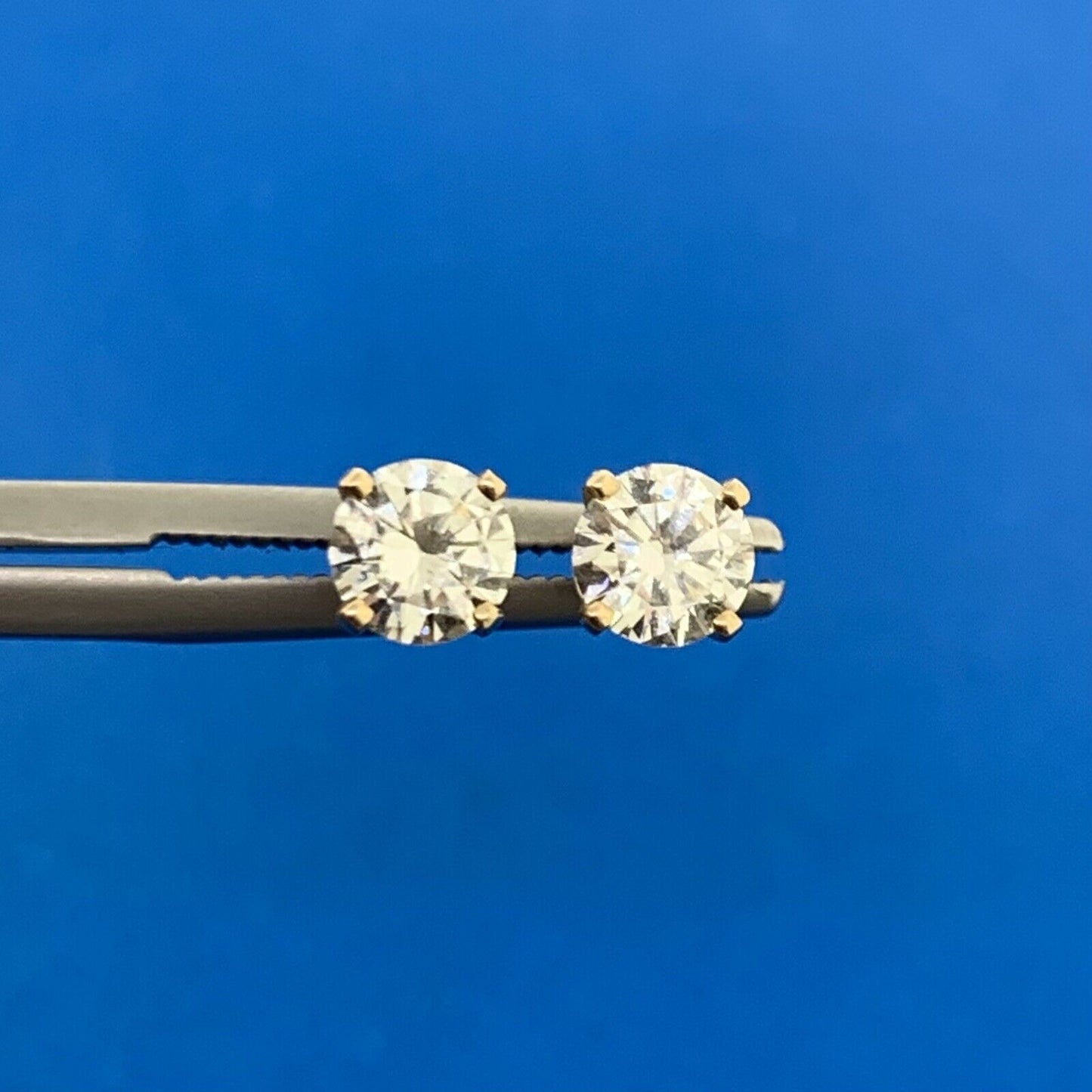 Classic Elegant 14K Yellow Gold Round Diamond Solitaire Stud Earrings