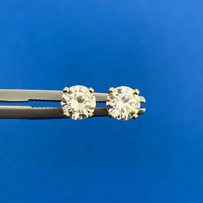 Classic Elegant 14K Yellow Gold Round Diamond Solitaire Stud Earrings