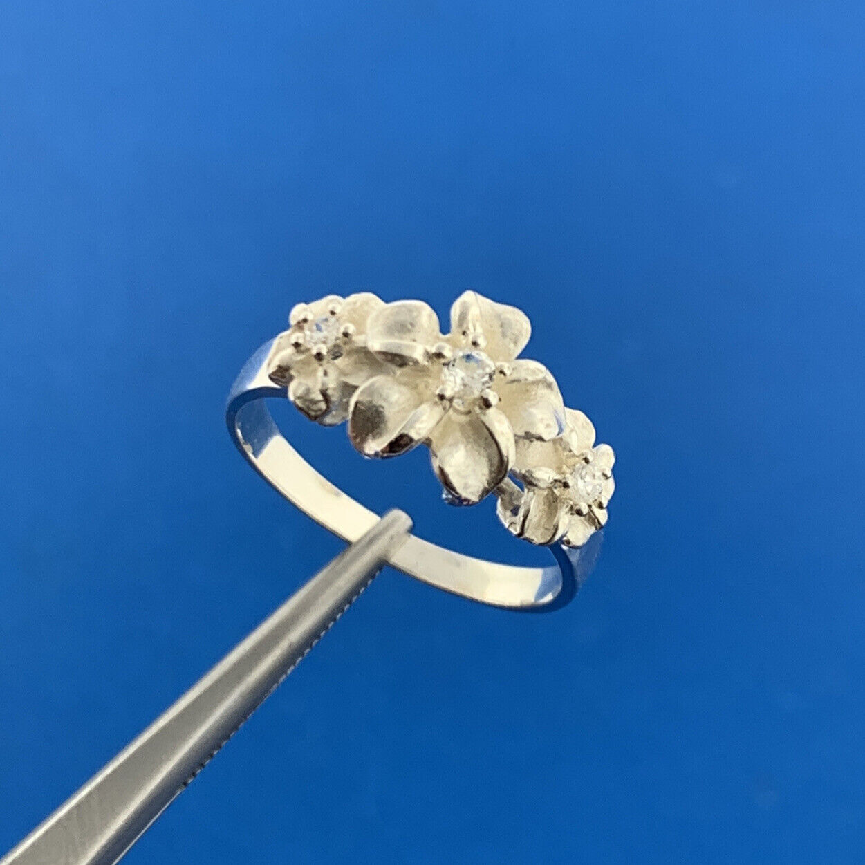 Lovely 925 Sterling Silver Cubic Zirconia CZ Daisy Floral Trio Cocktail Ring