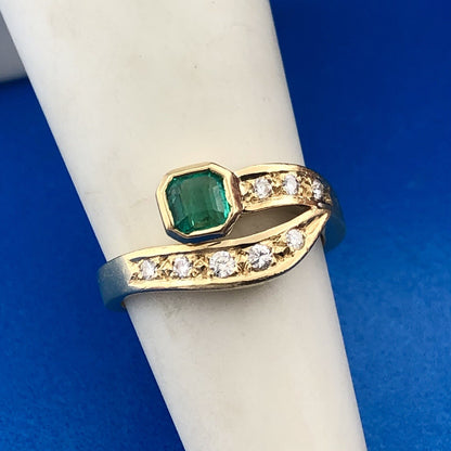 Modernist Free Form 18K Yellow Gold Emerald Diamond May Anniversary Ring
