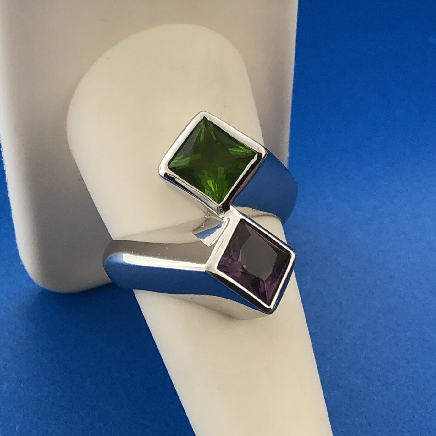 Stunning 925 Sterling Silver Chartreuse Amethyst Cubic Zirconia Modenist Ring